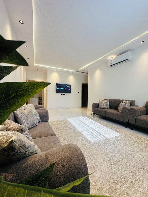 TV - Spacious & New 4-bedroom apartment in peaceful Madinah with AC, Fast-WiFi (Madinah)