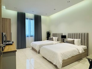 4 bedrooms, iron/ironing board, WiFi, bed sheets - Spacious & New 4-bedroom apartment in peaceful Madinah with AC, Fast-WiFi (Madinah)