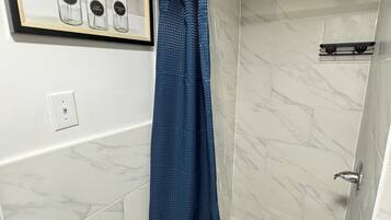 Haartrockner, Handtücher, Seife, Toilettenpapier