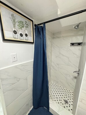 Hair dryer, towels, soap, toilet paper - Cozy Stay, Near Newark Airport & NYC – 10 Min to EWR, 30 Min to Manhattan! (Irvington)