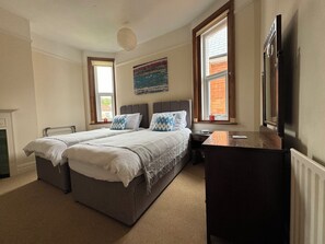 3 bedrooms, iron/ironing board, WiFi, bed sheets - Apartment in walking distance to beach, shops, pubs & restaurants. (Bournemouth)