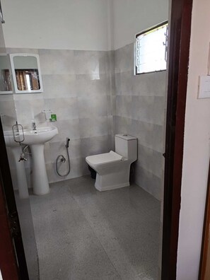 Deluxe Room | Bathroom - Hotel Royal Residency Assam By GRB (Dergaon Circle)