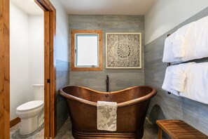 Douche, sèche-cheveux, serviettes fournies