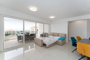 Apart Daire, 2 Yatak Odası, Balkon, Bahçe Manzaralı | Oturma odası
