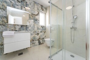 Apartment, 2 Schlafzimmer, Balkon, Gartenblick | Badezimmer