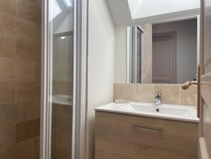 Bathroom - Family cottage with shared pool and tranquil garden (Meillard)