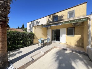 Outdoor dining - Renovated villa 4/6 people, pool and parking, 750m from the beach (Valras-Plage)