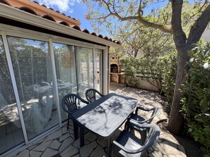 Outdoor dining - 6 pers lodge, pool, air conditioning, parking, near the sea (Valras-Plage)