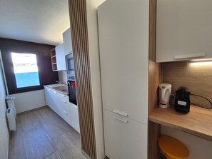Fridge, microwave, dishwasher, coffee/tea maker - Ski-in ski-out apartment with balcony and equipped kitchen (Tignes)