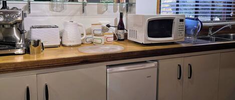 KĂŒhlschrank, Mikrowelle, Wasserkocher mit Kaffee-/Teezubehör