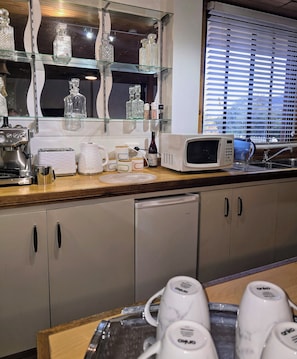 Fridge, microwave, coffee/tea maker, electric kettle - BayView Apartment come and relax on a rural property not far from the beach (Port Elliot)