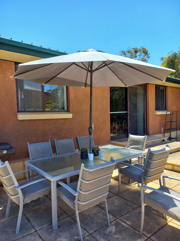 Outdoor dining - BayView Apartment come and relax on a rural property not far from the beach (Port Elliot)