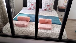 1 bedroom, iron/ironing board, travel crib, WiFi - Quiet, bright apartment in the heart of Paris 13 (Paris)