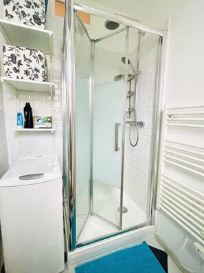 Dusche, Haartrockner, Handtücher, Toilettenpapier