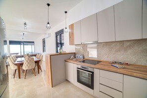 Réfrigérateur, un four, surface de cuisson, lave-vaisselle