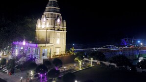 A building with a prominent dome and a staircase leading to the entrance. - eco park (Huzur)