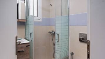 SĂšche-cheveux, serviettes fournies, savon, papier toilette
