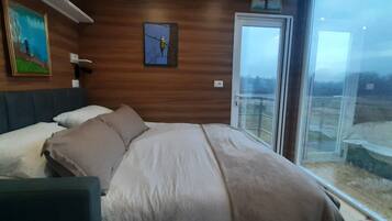 1 bedroom, desk, free WiFi, bed sheets