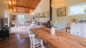 A spacious living area with a wooden ceiling, a large dining table, and a cozy seating arrangement. - Villa Madonne *Pool *Beach *7 sleeps ☀️ (Lège-Cap-Ferret)
