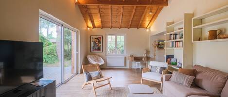 Televisie, een open haard en een tafeltennistafel