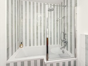 Dusche, umweltfreundliche Kosmetikartikel, Haartrockner, Handtücher
