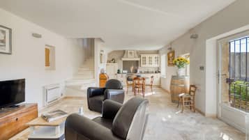 Una televisión, un reproductor de DVD, una mesa de tenis de mesa, libros