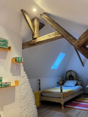 2 bedrooms, iron/ironing board, travel cot, free WiFi