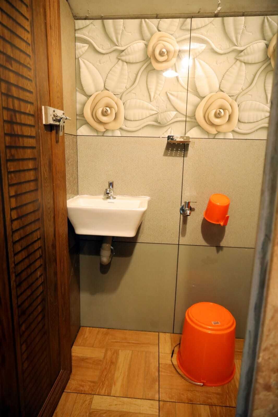 Ein Badezimmer mit Waschbecken, Dusche und Toilette.