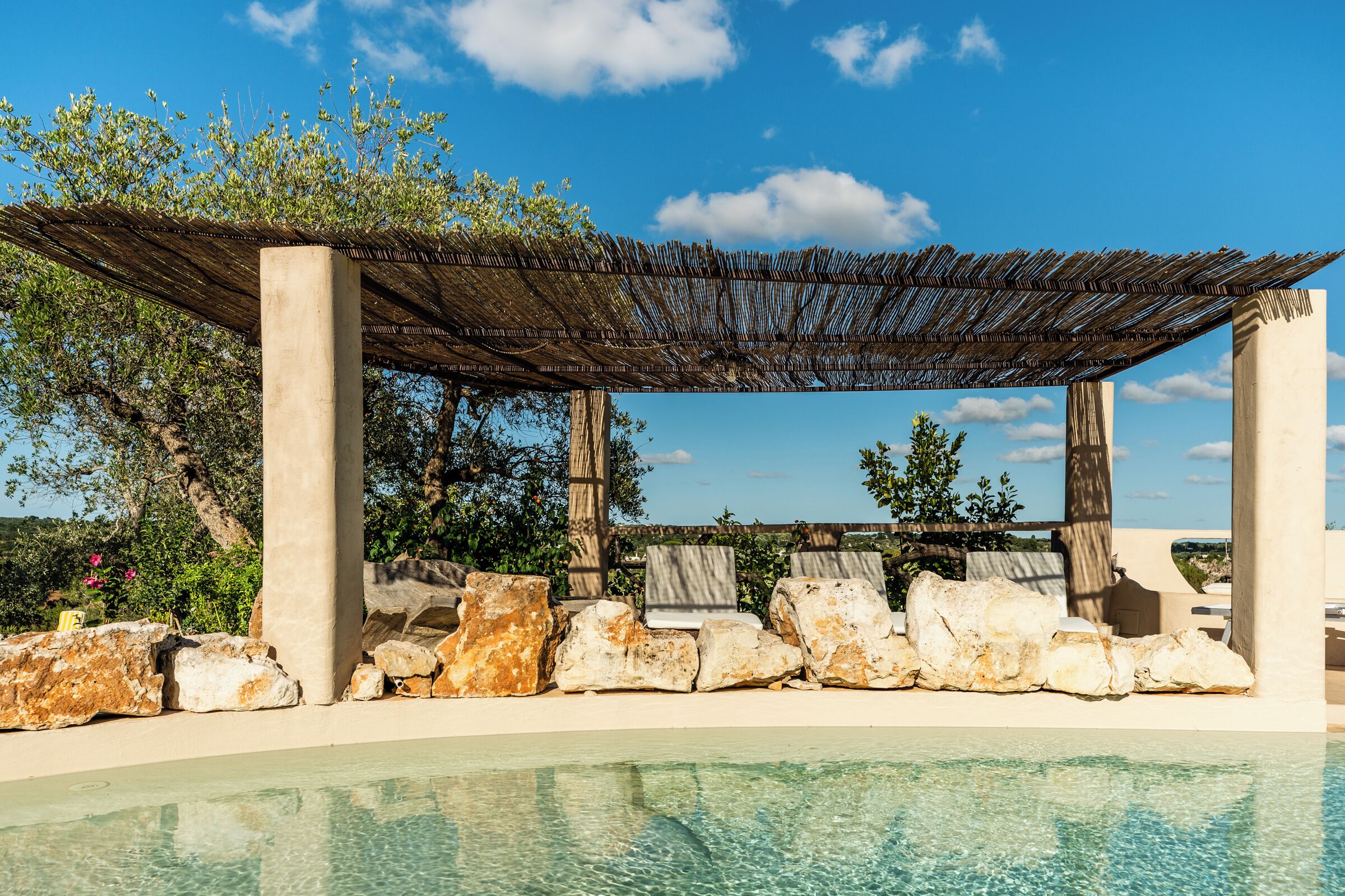 Piscina externa sazonal, funciona das 8h às 20h, espreguiçadeiras