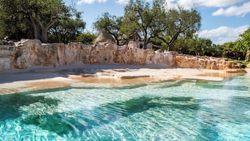 Piscina externa sazonal, funciona das 8h às 20h, espreguiçadeiras