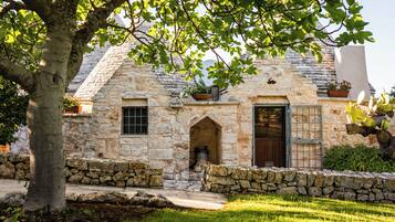 Apartamento superior, vista para o jardim | Cofres nos quartos, Wi-Fi de cortesia, roupa de cama