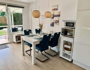 Dining - Coastal Hideaway Bungalow With Garden (Sint Maartensvlotbrug)