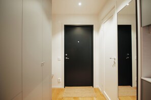 Escritorio, espacio para trabajar con laptop y cortinas blackout 