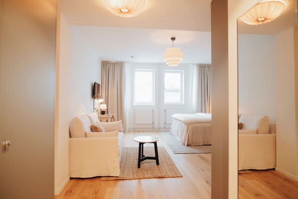 Escritorio, espacio para trabajar con laptop y cortinas blackout 