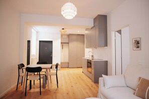 Refrigerador con freezer, horno, placa de cocina, lavavajillas