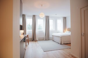 Estudio superior | Escritorio, espacio para trabajar con un portátil, cortinas opacas