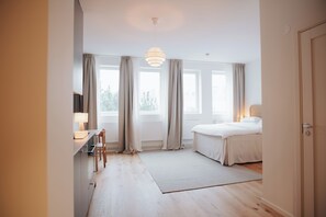 Escritorio, espacio para trabajar con laptop y cortinas blackout