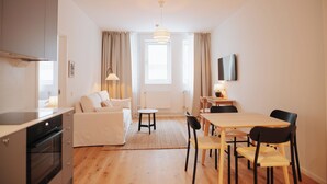 Um apartamento moderno com cozinha, sala de jantar e sala de estar.