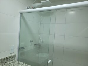 Douche, sèche-cheveux, serviettes fournies, savon