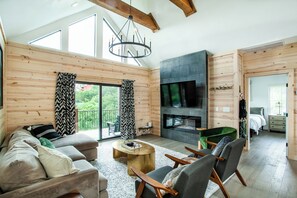 Smart-tv, eldstad, tv-spel och böcker