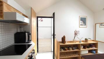 Four, plaque de cuisson, lave-vaisselle, chaise haute