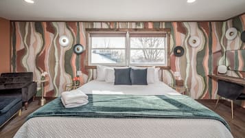 Een strijkplank/strijkijzer, wifi, beddengoed