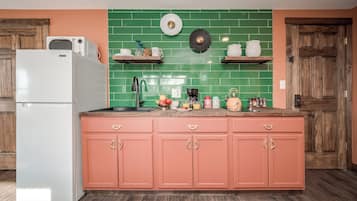 Kühlschrank, Mikrowelle, Herdplatte, Wasserkocher mit Kaffee-/Teezubehör