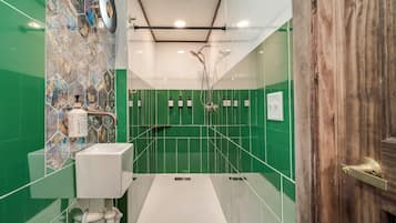 Een douche, een haardroger, handdoeken