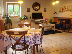 Dining - Charming residence with adjoining park and parking.   (Saint-Donan)