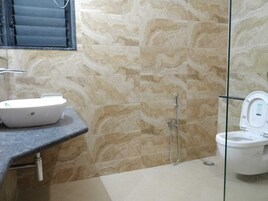 Deluxe Room | Bathroom | Shower, free toiletries, towels, soap