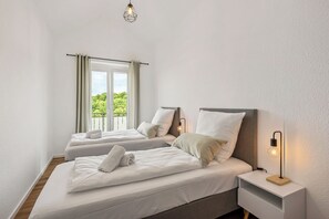 5 bedrooms, WiFi, bed sheets