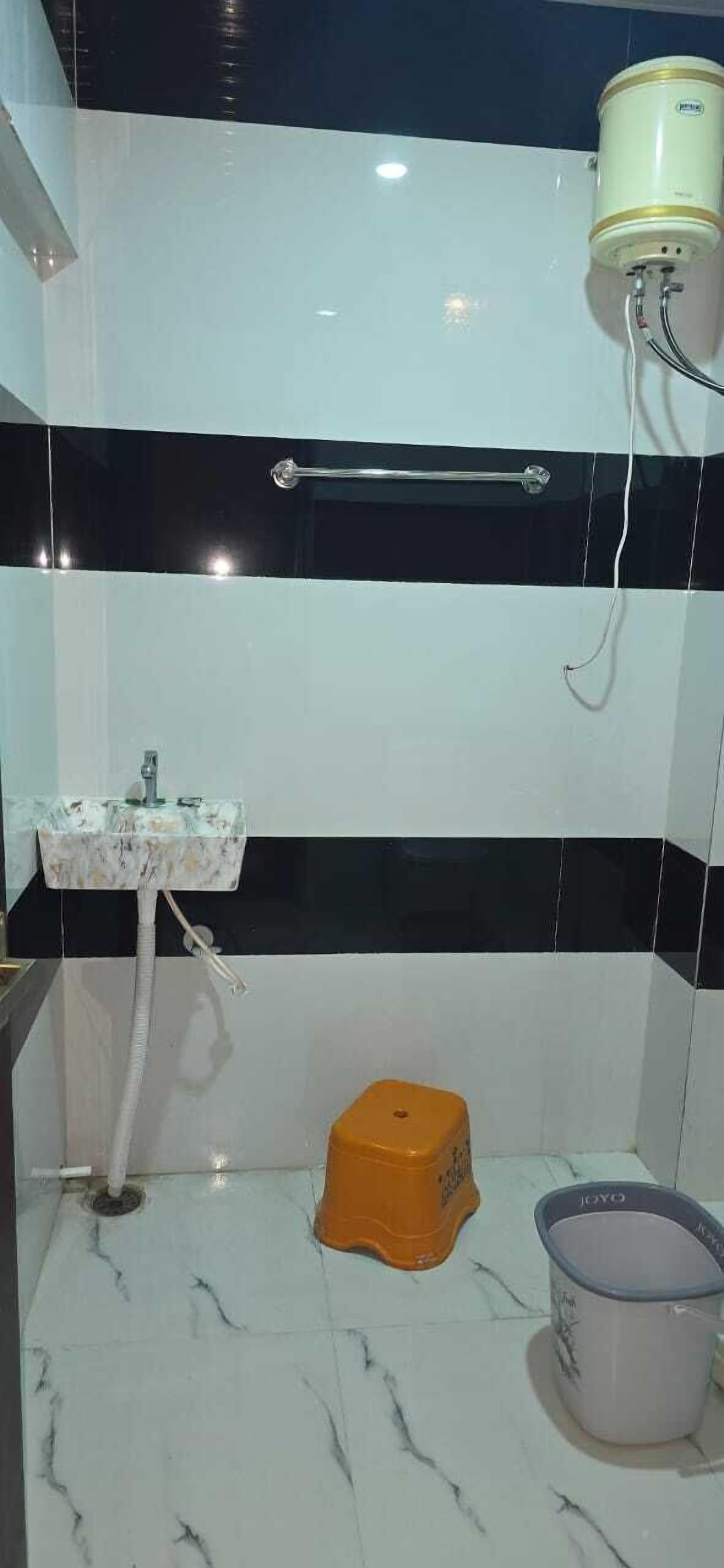 Comfort Double Room, 2 Twin Beds | Bathroom | Slippers, towels, soap