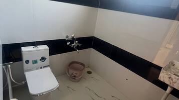 Deluxe Single Room | Bathroom | Slippers, towels, soap