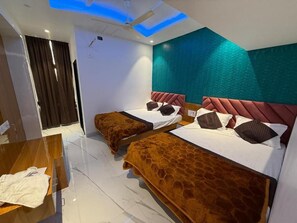 Front of property - Hotel Madhuban (Khuldabad)